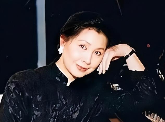 突传死讯！香港知名演员老公在家中离世，坐在轮椅上没了呼吸